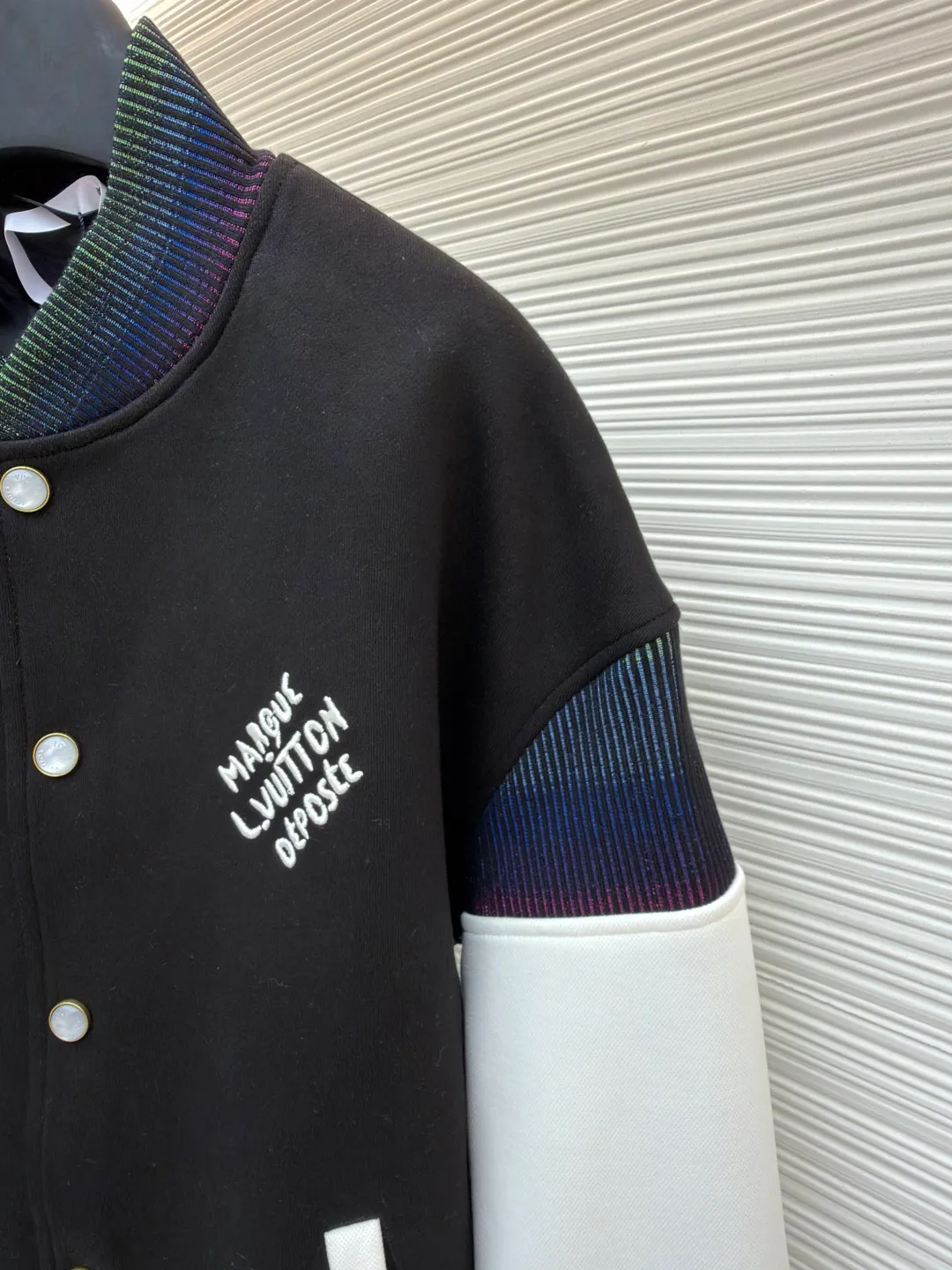 LOUIS VUITTON cotton knitted belted jacket baseball uniform ●Original version: 22000 purchased and developed ●Item number: 1681190-B90 ●Fabric: combed cotton double-strand pique fabric ●Technology: embroidery production ●Color: black and white ●Version: fitted version ●Weight: about 1190 ●Size: 46-48-50-52 ●Description: Made of wool blended fabric and leather splicing, the wool fabric is crisp and stylish, the leather part has a delicate texture, the splicing stitches are even, the transition is natural, and it highlights the exquisite clothing craftsmanship. - Embroidery technology: The embroidery stitches of the brand logo on the chest are fine, the pattern is clear, and it is highly integrated with the fabric, enhancing brand recognition. The pearl white resin buttons have a high-end texture, are harmonious with the overall style, and have strong durability; the ribbed collar, cuffs, and hem are made of high-elastic knitting technology, which has good elasticity, is comfortable to wear, and can effectively prevent wind. Classic baseball cut with a clean and stylish silhouette. Double thread reinforcement is used during sewing, the body is smooth and compliant, and the lines are straight, reflecting the brand's rigorous clothing making standards. The overall wiring is straight and delicate, the fabric is comfortable and soft, and the color is consistent without color difference. It can be matched with the same style to create a fashionable look and control various occasions. Customized accessories, complete with three standards, same style for men and women!